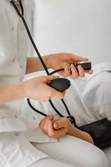 кардиолог ведет прием на дому